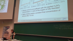 Foto Vortragende vor einer Tafel