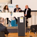 panel diskussion Experten und moderator