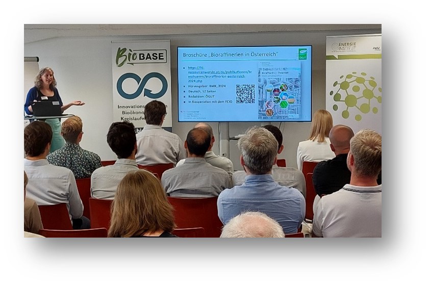 Gruppe von Menschen hörn einen Vortrag